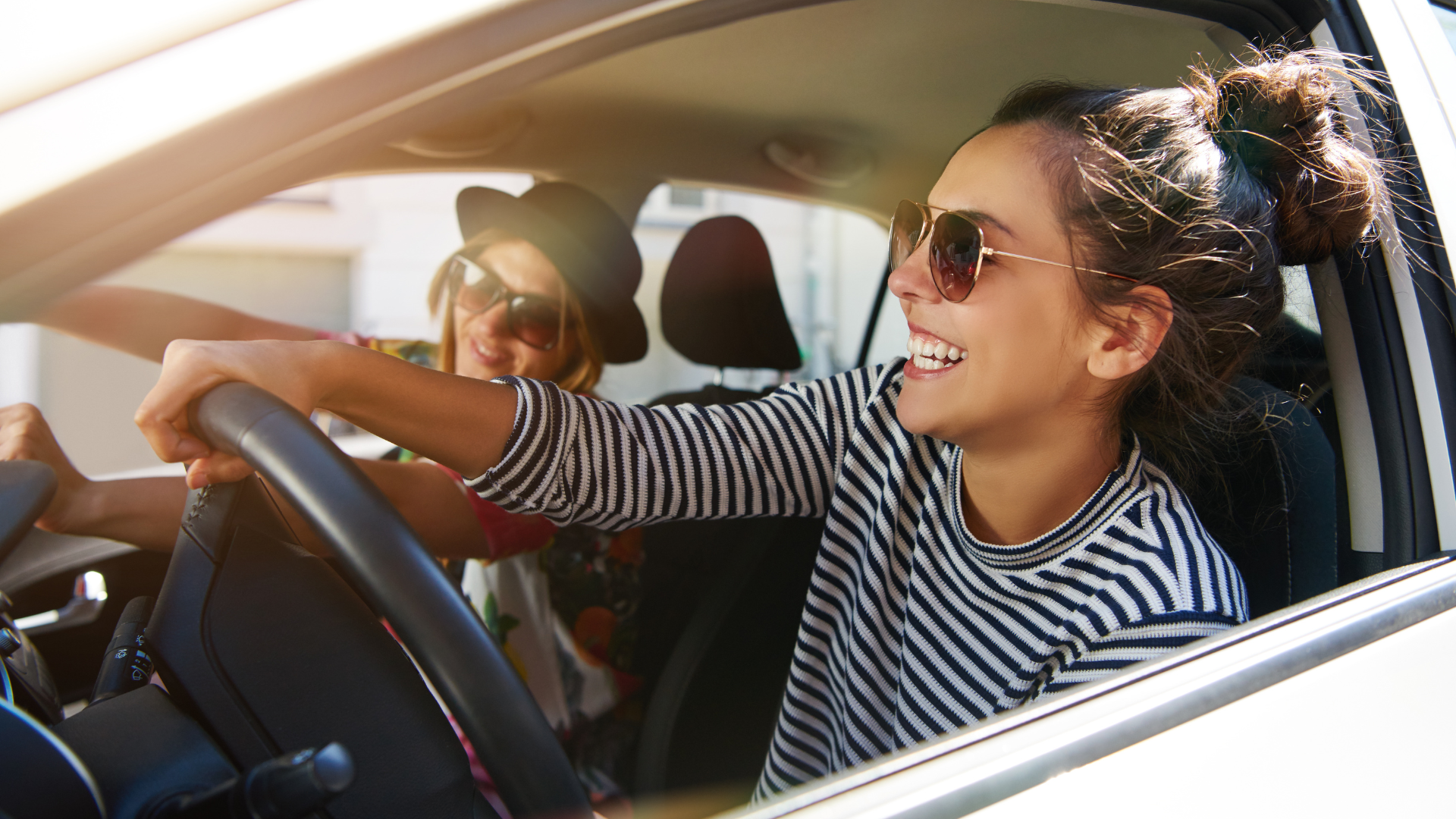 車を運転する女性