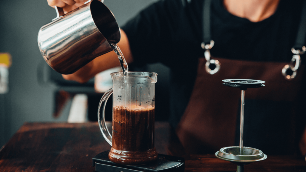 コーヒーを注ぐ人